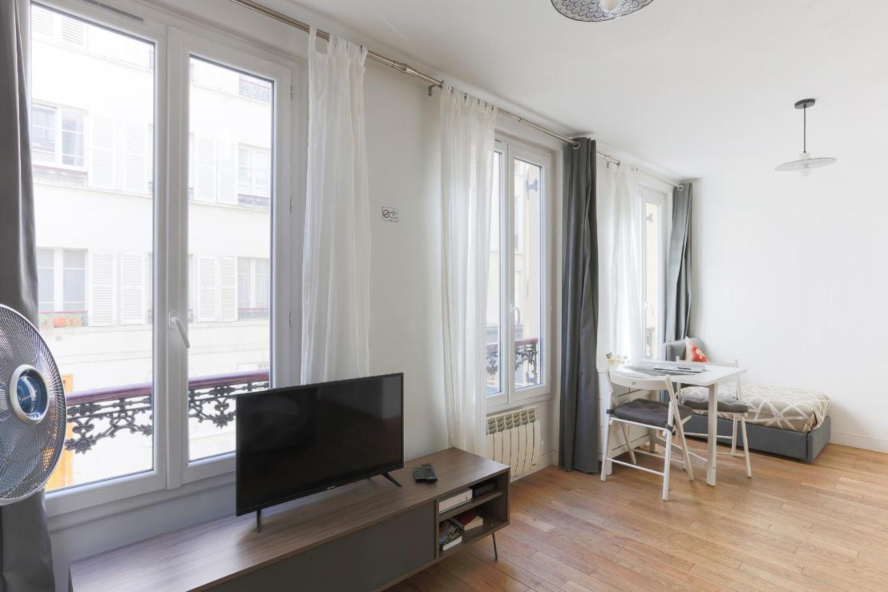 Eiffel Tower Royal Apartment Paris Exterior photo
